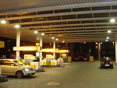 Benzine station / luifelverlichting